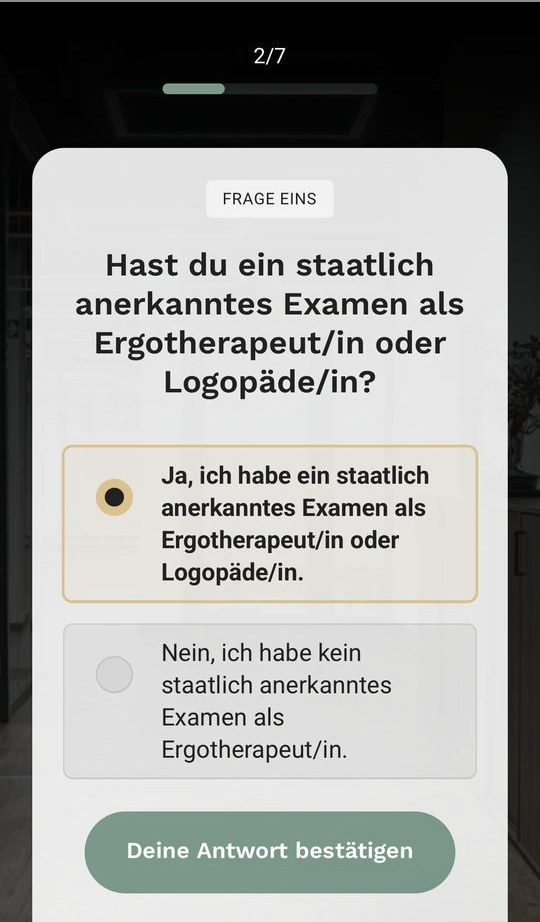 Funnel-Schritt 4: Fragebogen, Frage 1 von 7 „Hast du ein staatlich anerkanntes Examen als Ergotherapeut/in oder Logopäde/in?“ mit zwei Antwortmöglichkeiten.