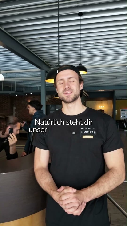 Standbild der Limitless-Videoanzeige: Mitarbeiter im Studio spricht in die Kamera