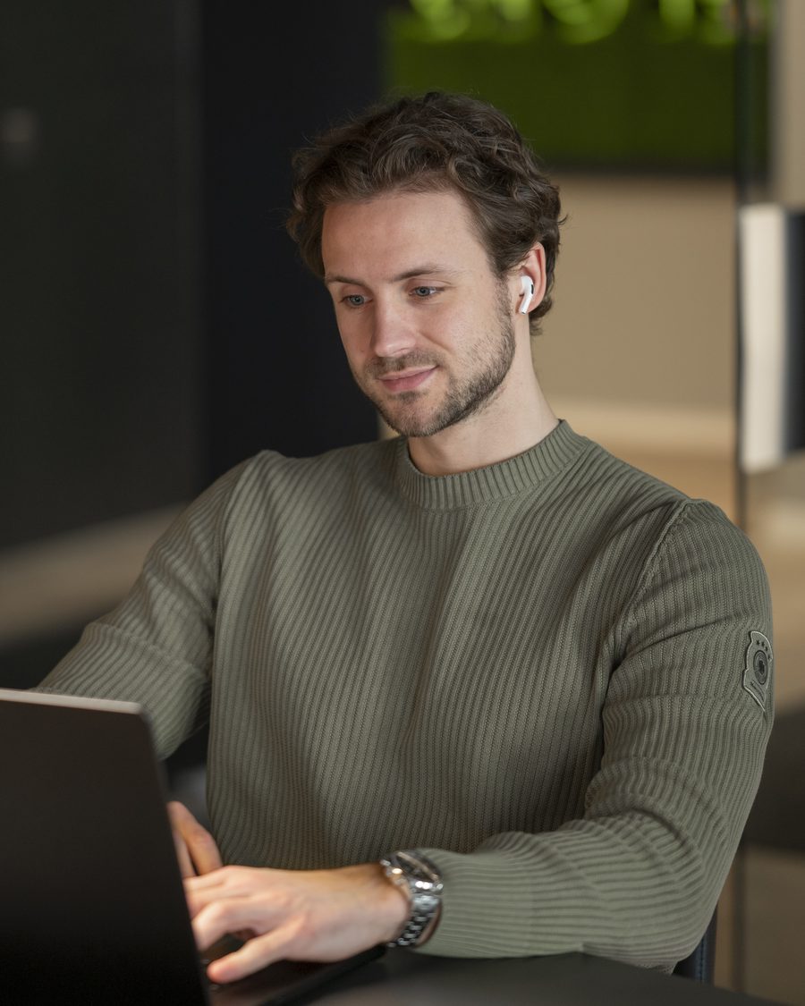 Tim Barela, Gr&uuml;nder und Gesch&auml;ftsf&uuml;hrer von That&rsquo;s it. Marketing, am Laptop im B&uuml;ro.
